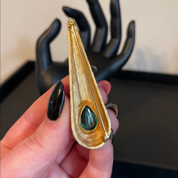 Mid-Century Modern Green Swirled Glass Cabochon Teardrop Brooch - Picture 7 of 8